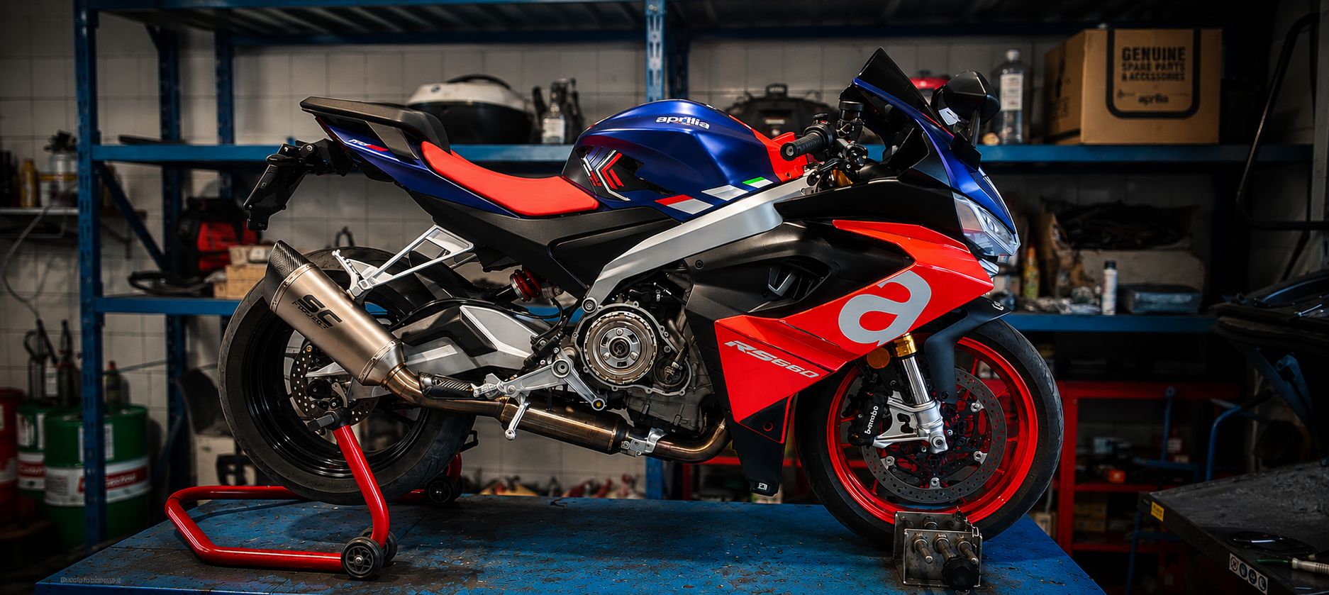 Aprilia RS in lavorazione sul banco dell'officina MotorShop